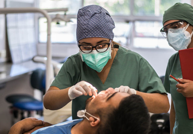 Estudiantes de Odontología comenzaron sus prácticas presenciales en el  Hospital Universitario