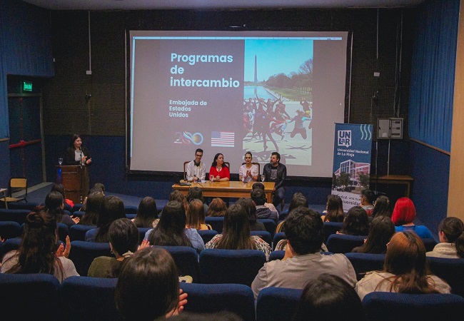 Eles proferiram uma palestra informativa sobre bolsas de intercâmbio acadêmico nos Estados Unidos